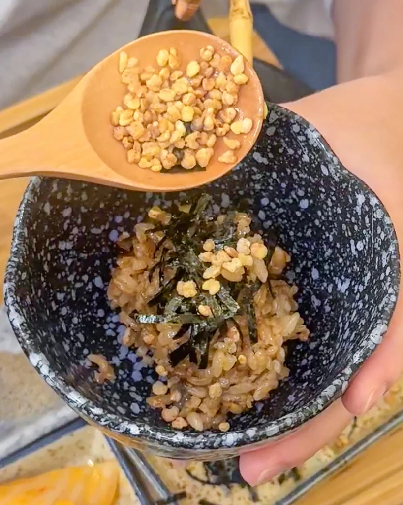釜飯加入米香與配料拌食