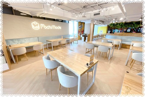 2021 年 Mochi Mochi 台南大遠百店水藍色與淺木色用餐空間