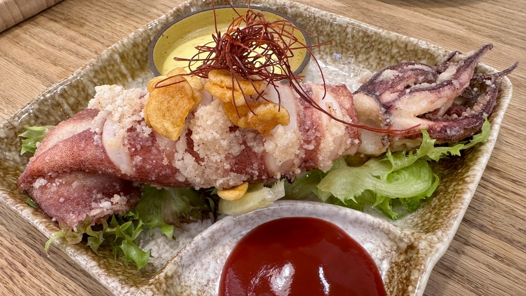 整尾阿根廷大魷魚搭配雙醬與生菜拼盤