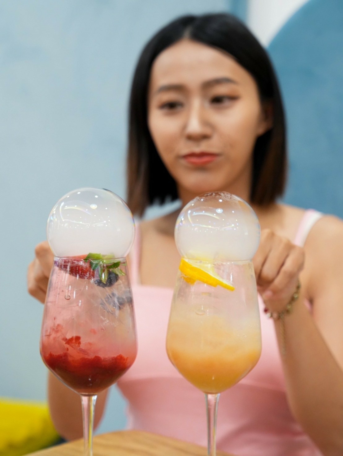 作者與兩杯泡泡氣泡飲合影