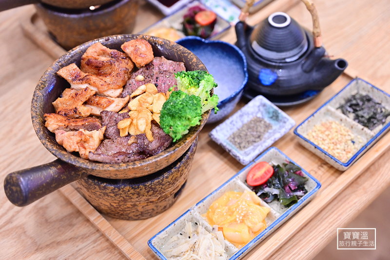 豪華雙拼釜飯肉品鋪滿鍋面的側上方畫面