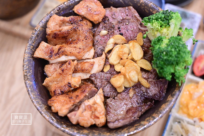 現烤牛小排烤雞與炸蒜片釜飯近景