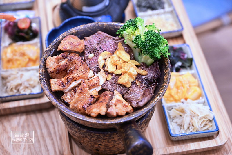 牛小排烤雞蒜片與花椰菜豪華雙拼釜飯