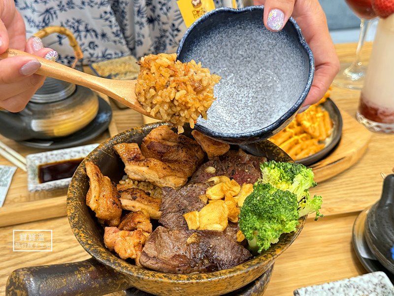 湯匙舀起牛小排烤雞釜飯與米飯