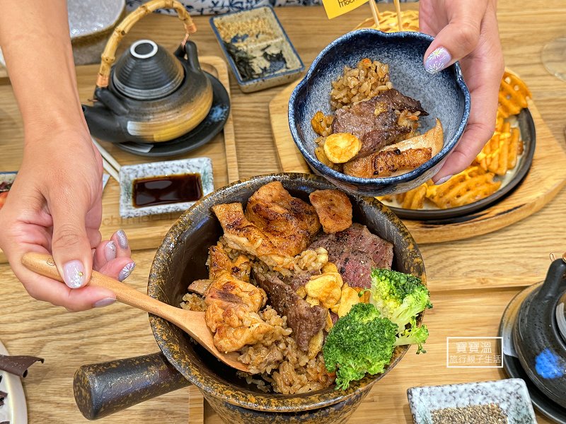 從豪華雙拼釜飯舀起肉品與米飯