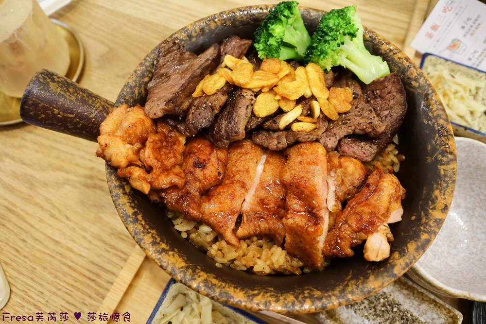 鋪滿牛小排烤雞與蒜片的雙拼釜飯