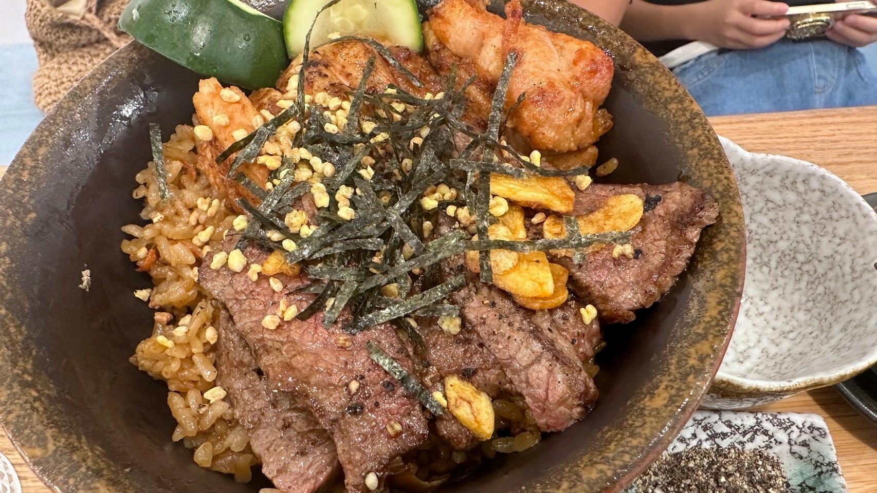 牛肉海苔與米飯組成的豪華雙拼極上釜飯