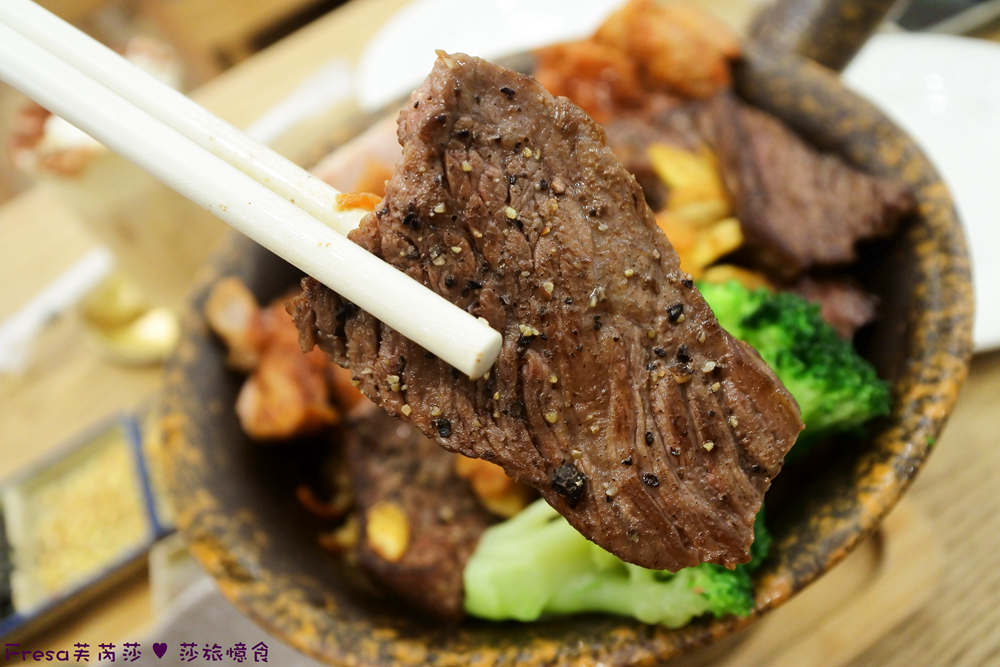 筷子夾起豪華雙拼釜飯牛小排