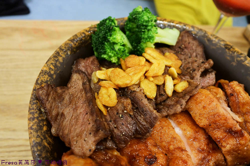 豪華雙拼釜飯牛小排近拍