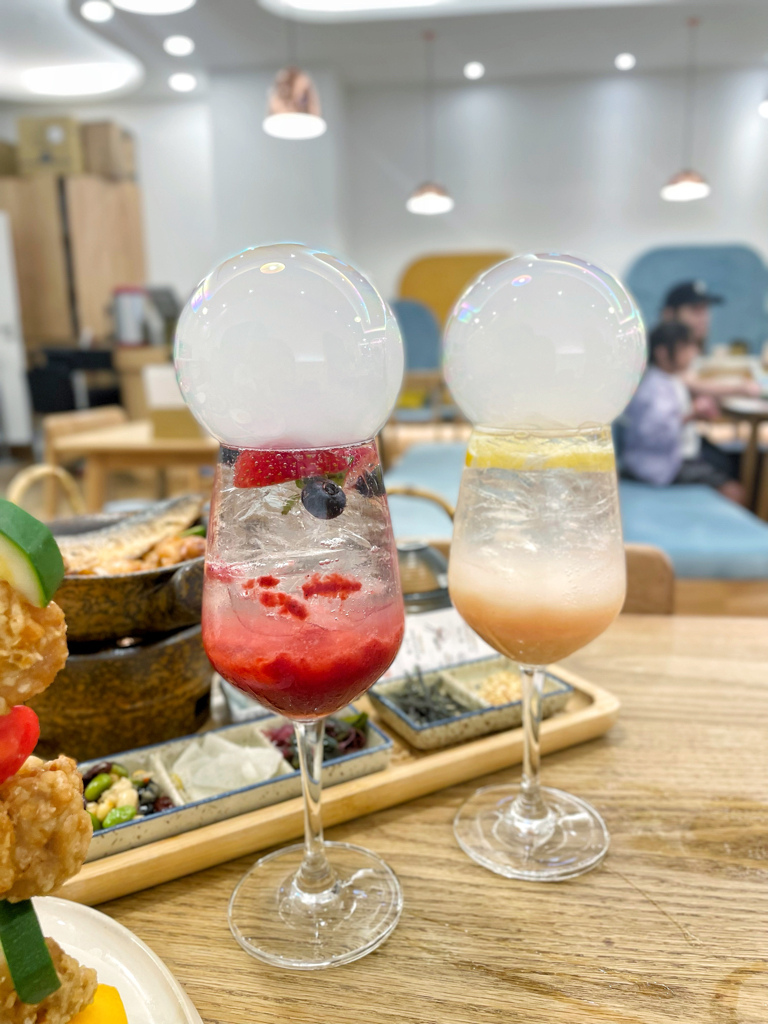 莓果與白桃氣泡飲頂著透明泡泡的桌邊秀