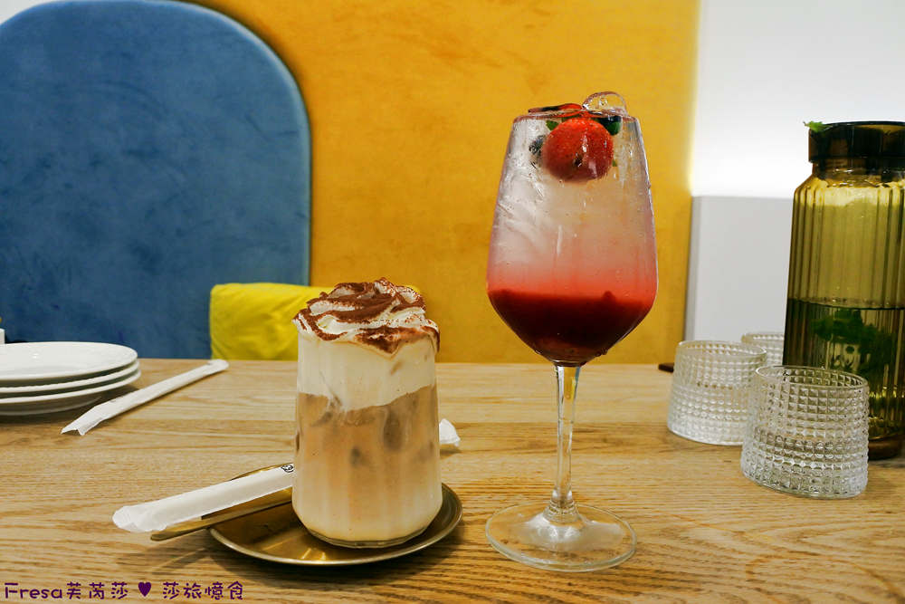莓果氣泡飲與提拉米蘇奶茶同桌