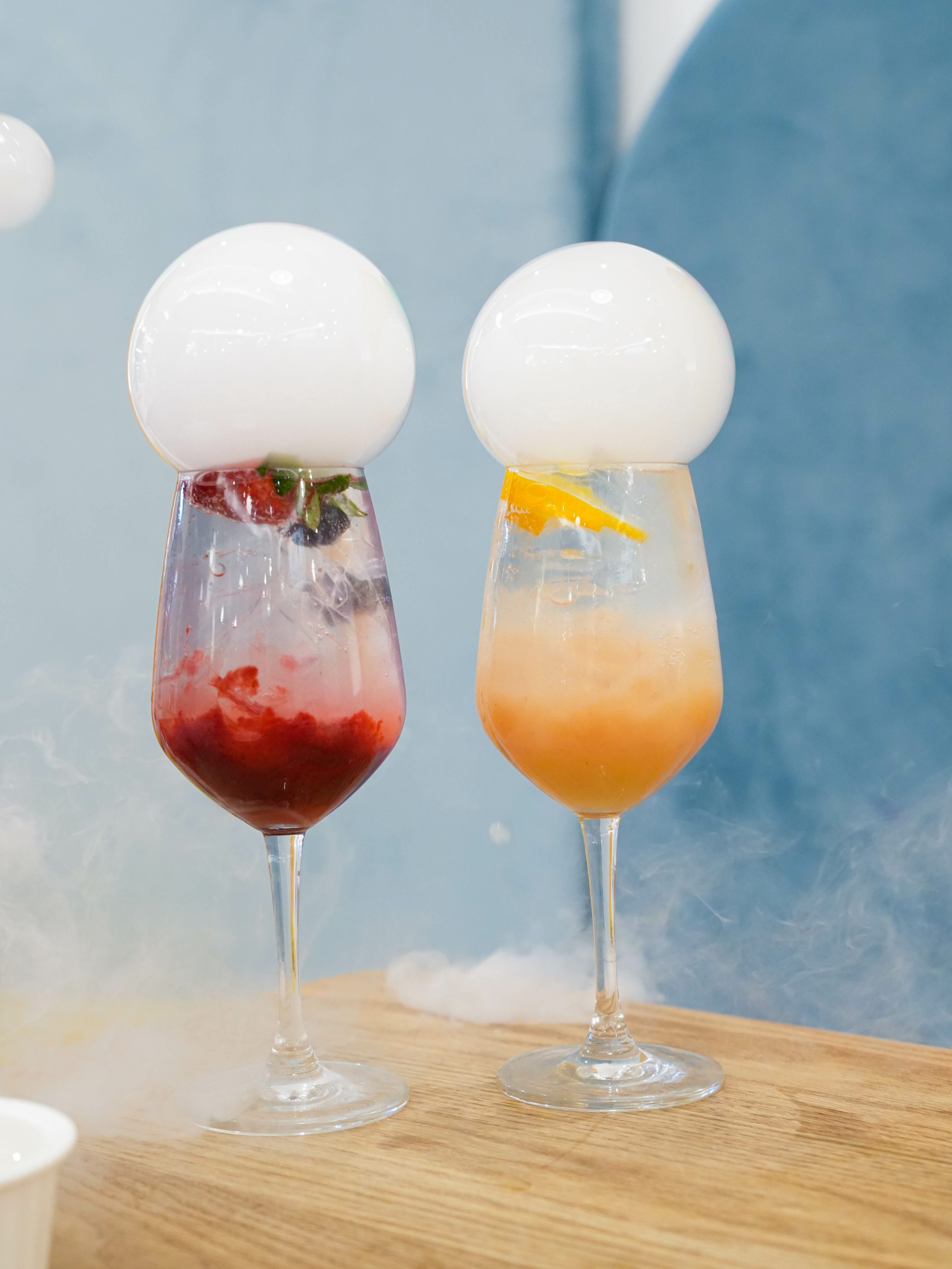 莓果與白桃多多氣泡飲頂端白色泡泡