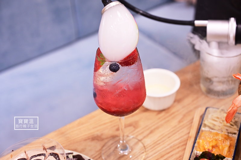 莓果氣泡飲杯口上方完整透明泡泡近景