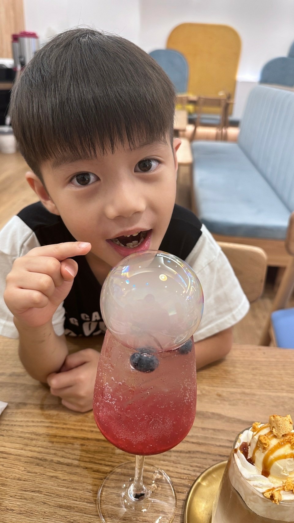 同行孩童與莓果氣泡飲桌邊泡泡秀