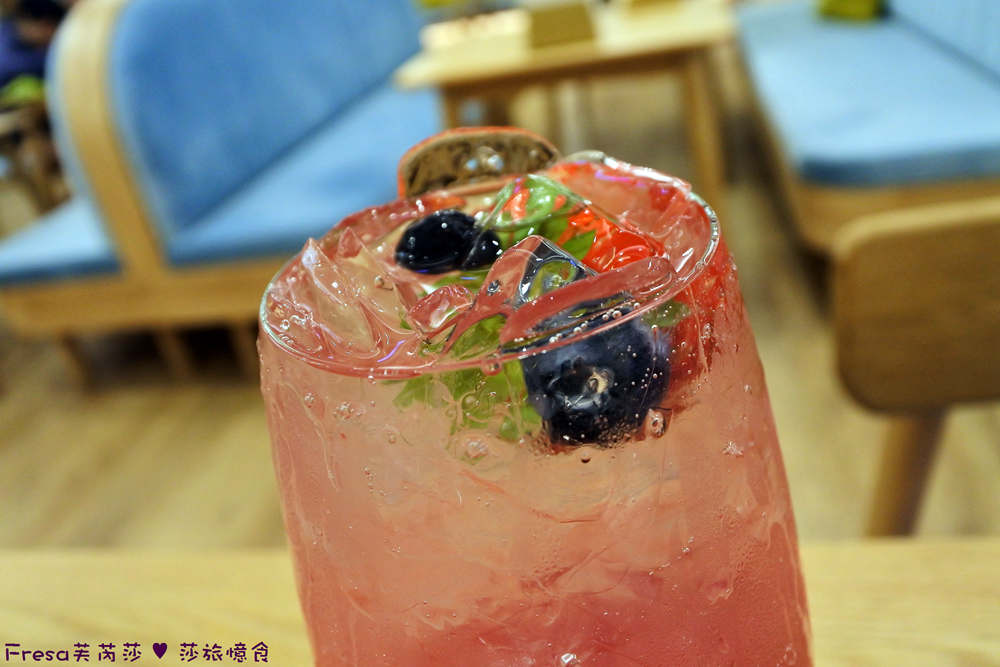 莓果氣泡飲草莓藍莓與泡泡特寫