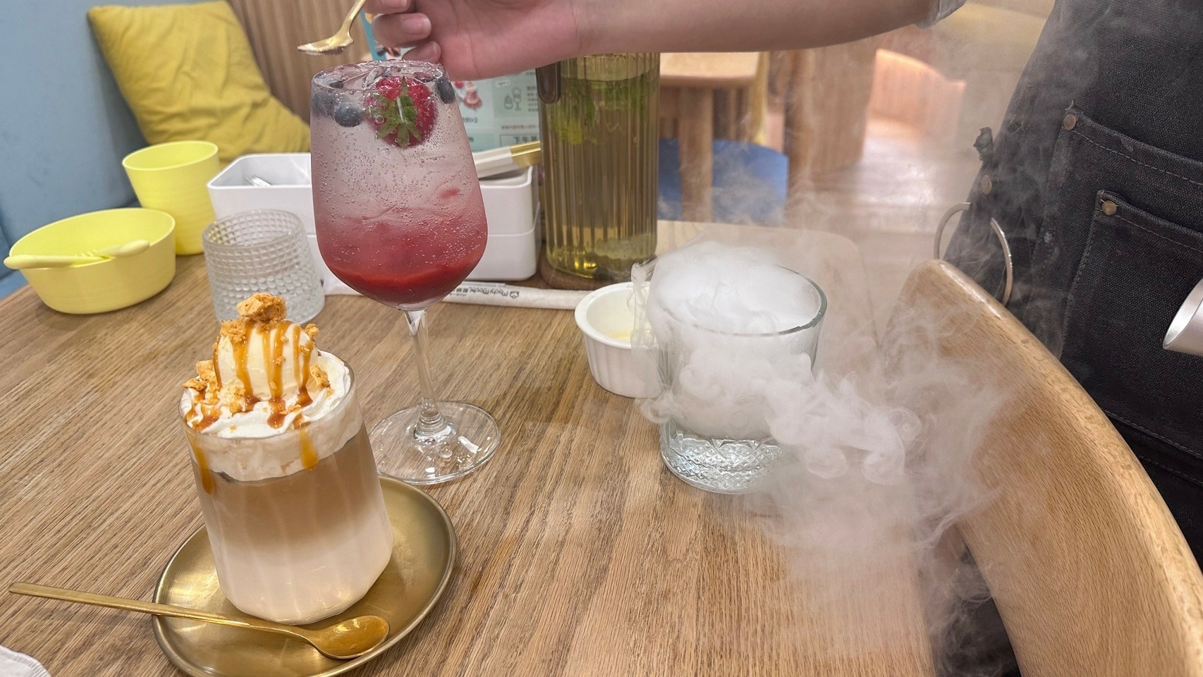 服務人員製作莓果氣泡飲泡泡桌邊秀