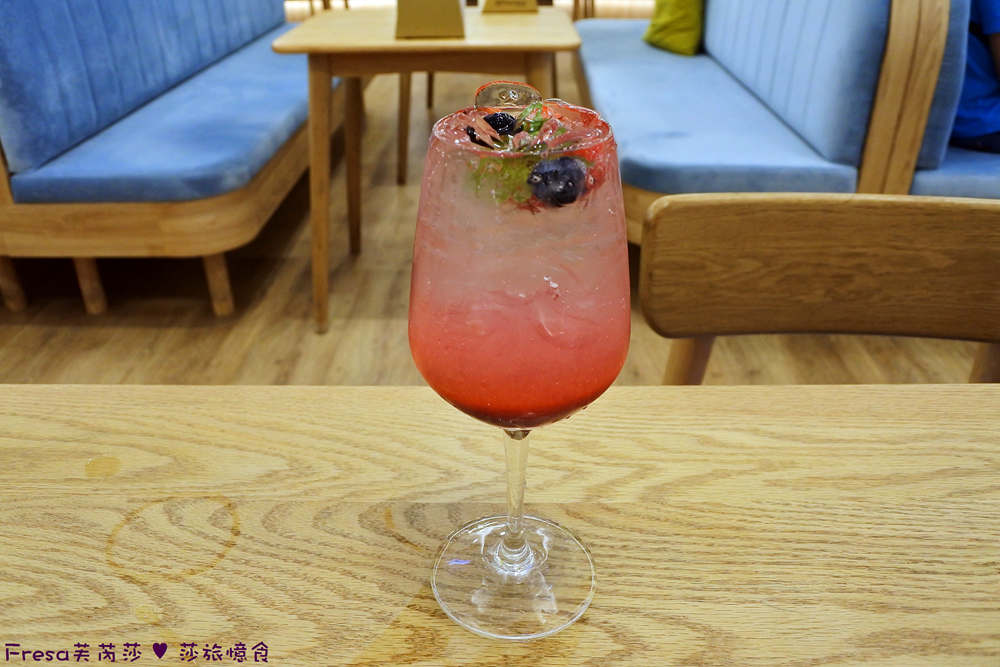招牌莓果氣泡飲桌面擺拍