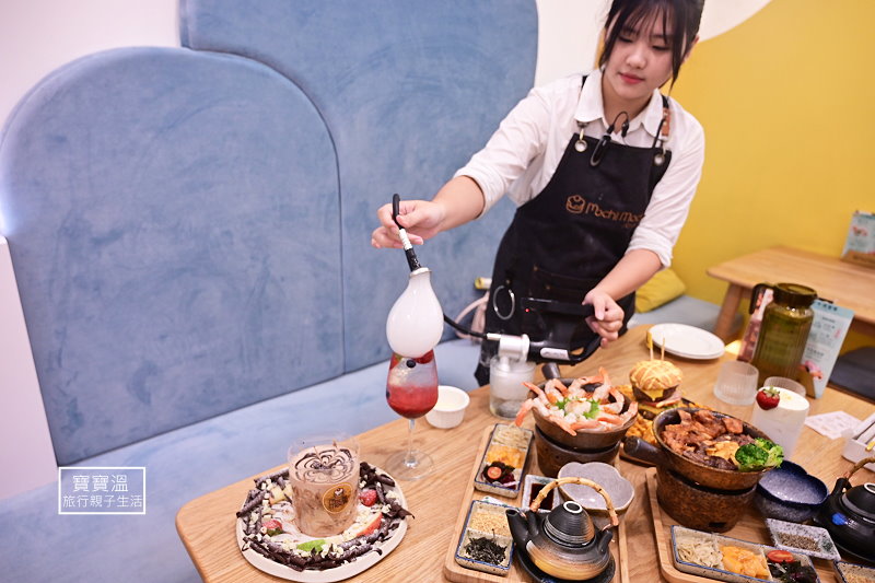 服務人員在餐桌旁製作莓果氣泡飲泡泡秀