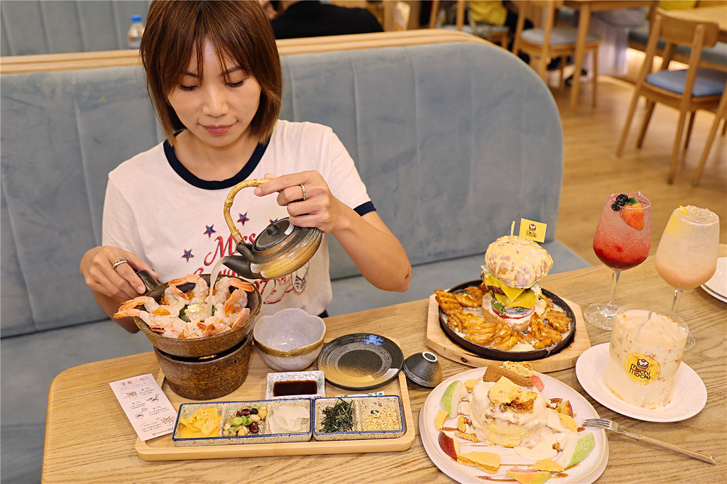部落客享用釜飯與瀑布漢堡套餐