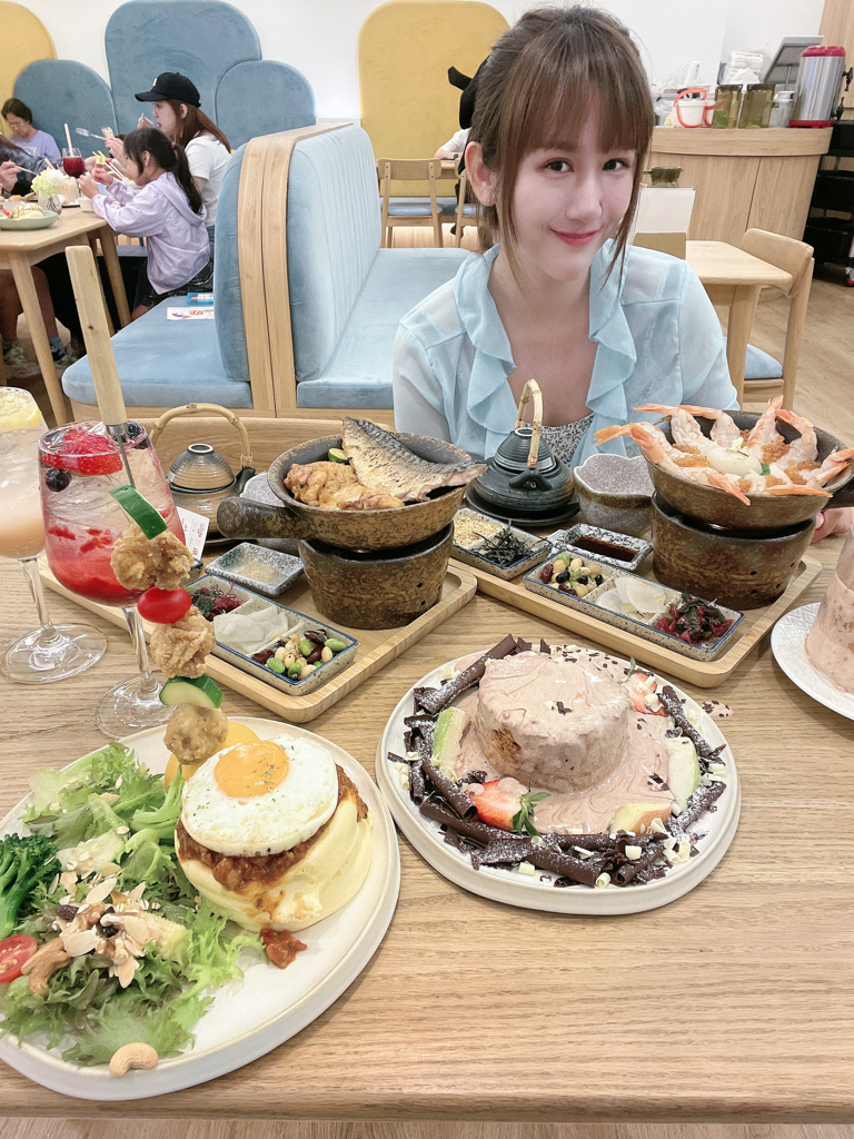 作者與炸雞舒芙蕾兩款釜飯氣泡飲及甜點合影
