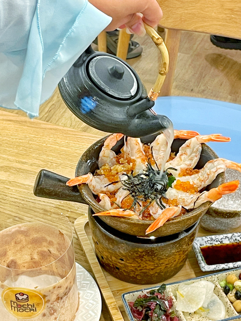 從茶壺把雞湯淋入鮮蝦釜飯做第三吃