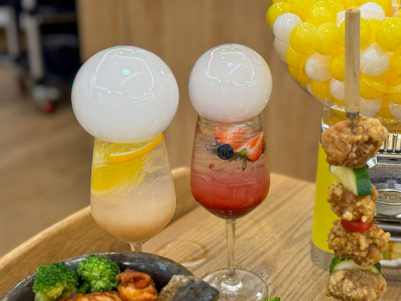 白桃莓果泡泡氣泡飲與炸雞舒芙蕾高塔