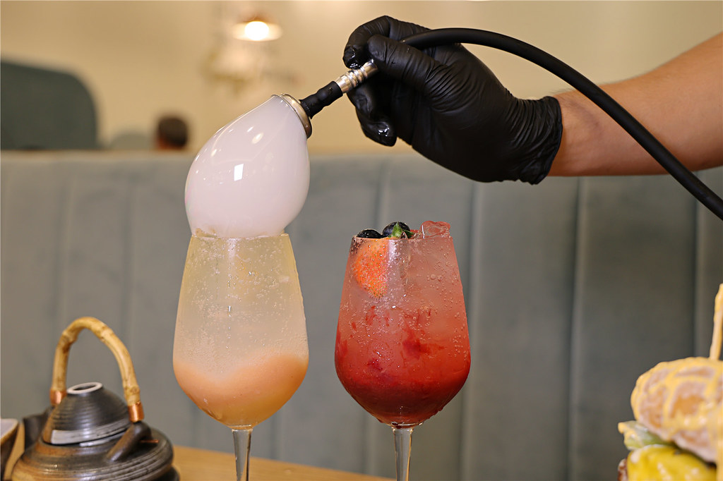 白桃多多與莓果氣泡飲的泡泡煙霧效果