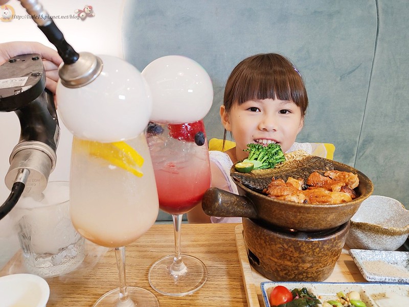 小朋友觀看白桃莓果氣泡飲桌邊泡泡秀