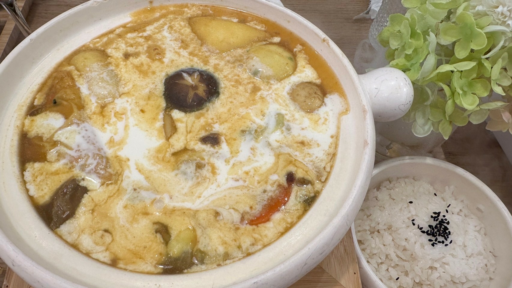 起司牛肉札幌千歲湯咖哩鍋俯視畫面