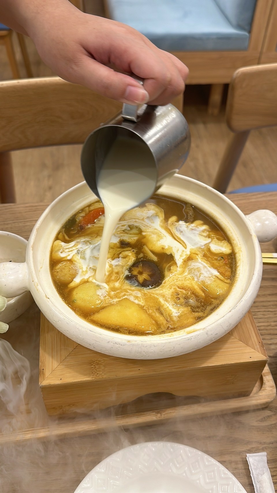 服務人員把起司醬倒入札幌千歲湯咖哩鍋