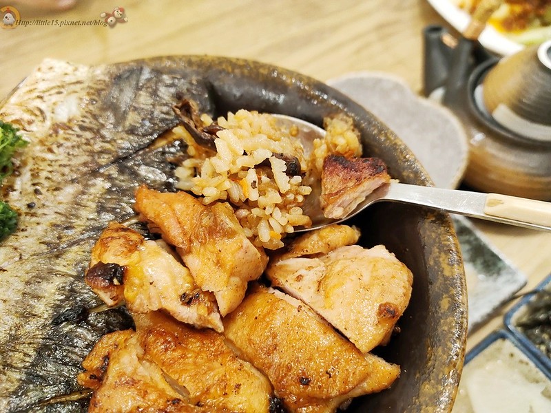 湯匙舀起烤雞釜飯與米飯近景