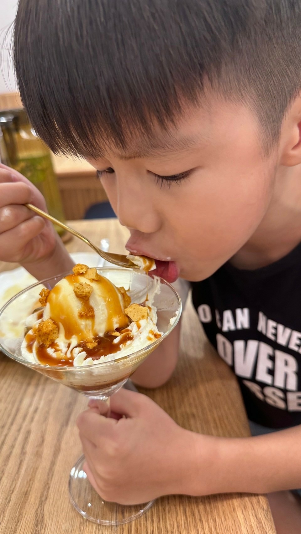 同行孩童品嘗焦糖冰淇淋甜點
