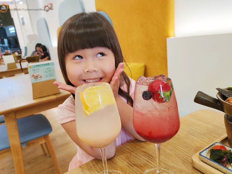 小朋友品嘗白桃多多氣泡飲與莓果氣泡飲