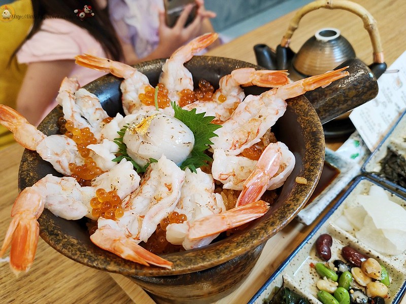 小朋友與鮮蝦干貝鮭魚卵釜飯合影