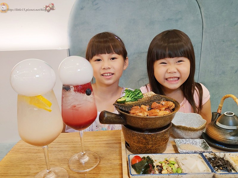 兩位小朋友與泡泡氣泡飲及極上釜飯合影