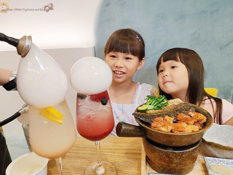 兩位小朋友與白桃莓果泡泡氣泡飲合影