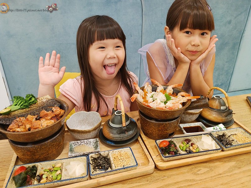 兩位小朋友與鯖魚烤雞及干貝鮮蝦釜飯合影