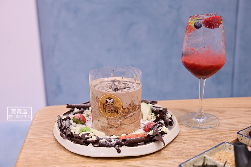 雙色巧克力瀑布舒芙蕾與莓果飲品上桌
