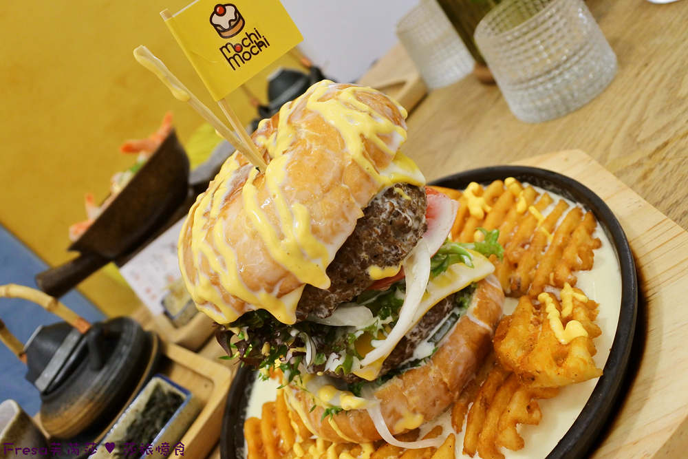 餐刀切入雙層肉排瀑布漢堡
