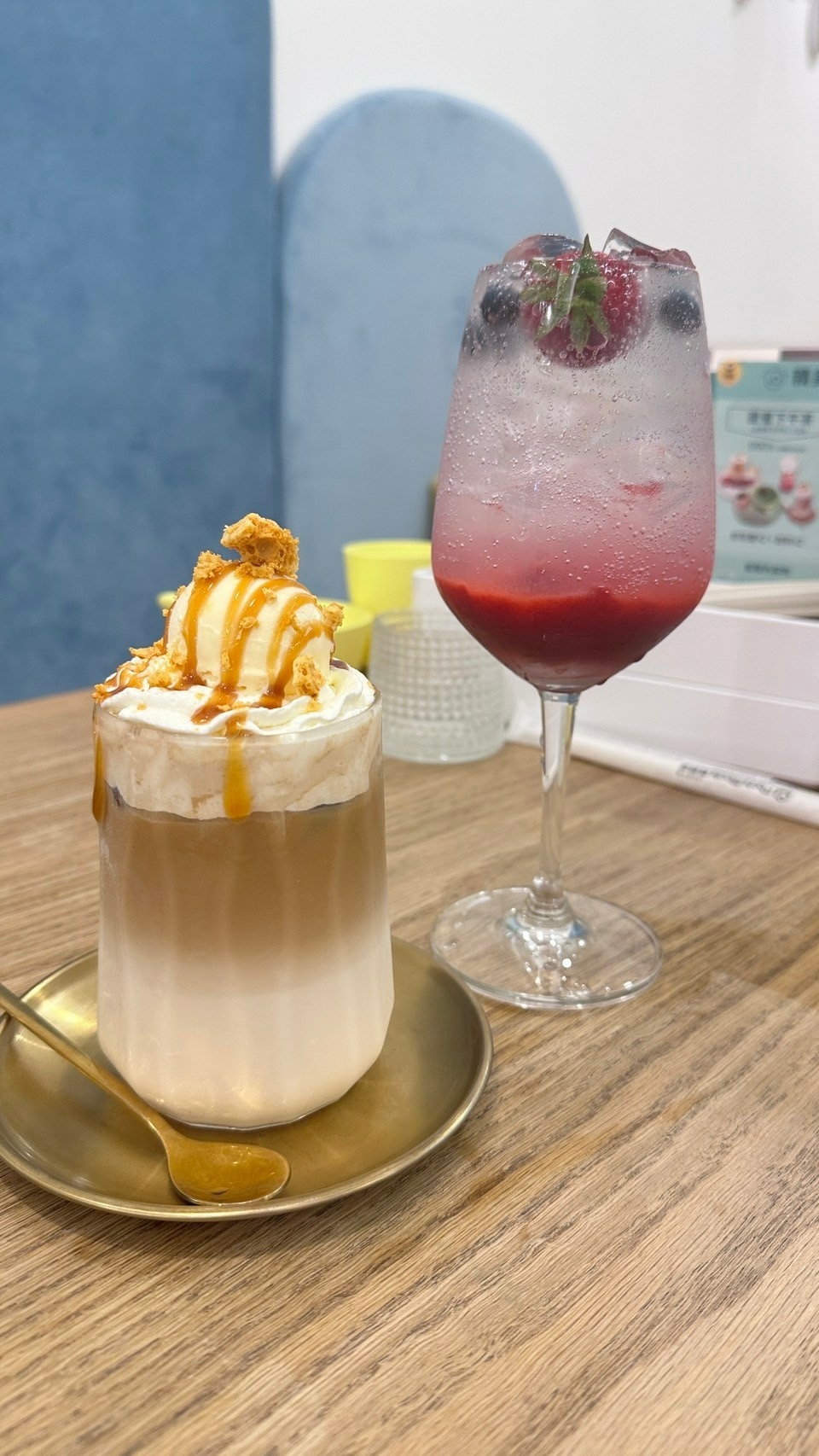 漂浮雙奶拿鐵與莓果氣泡飲並排上桌