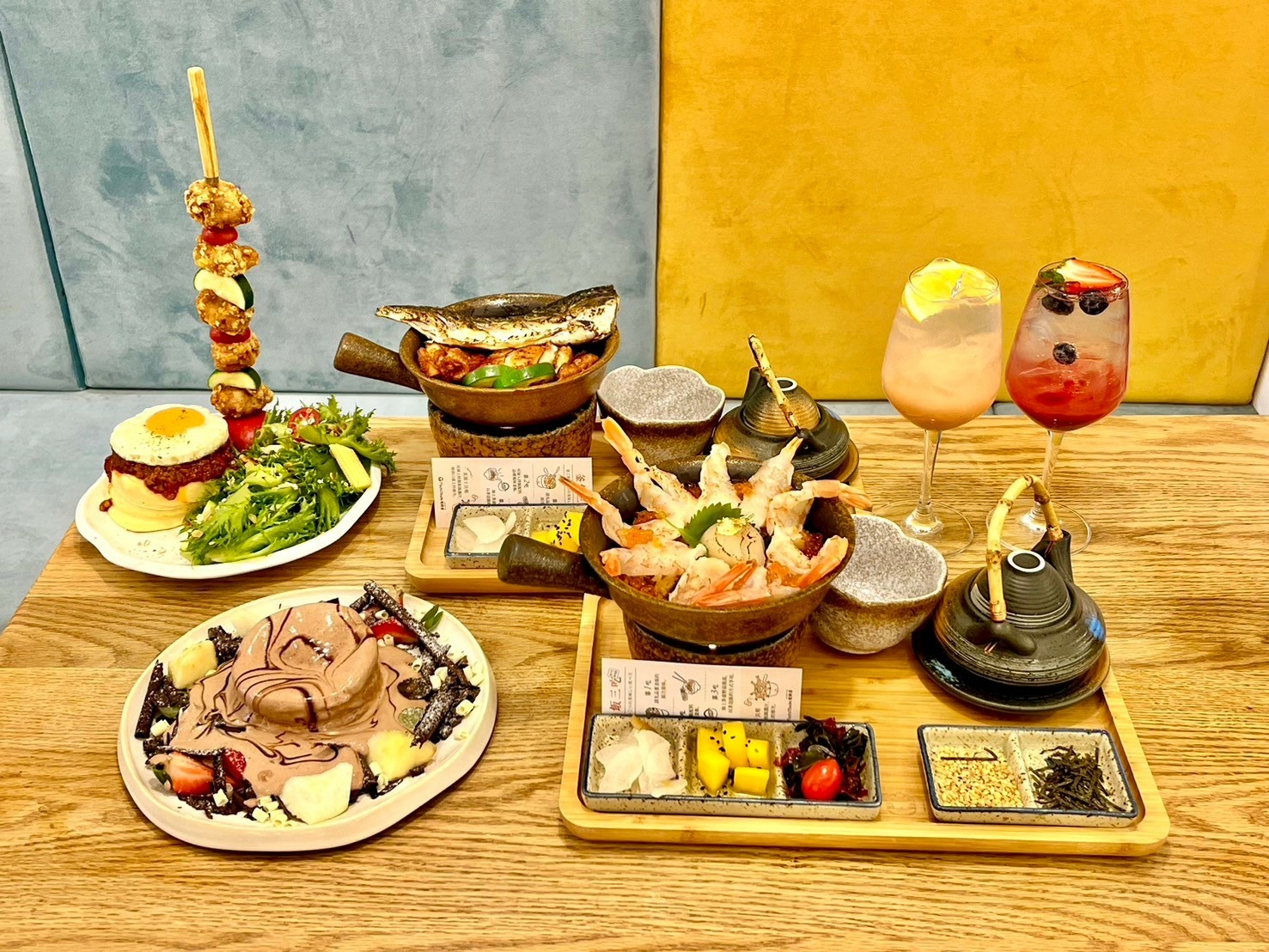 炸雞舒芙蕾兩款釜飯與氣泡飲完整餐桌