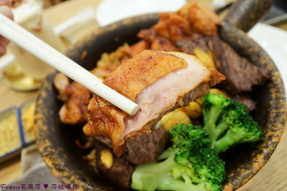筷子夾起豪華雙拼釜飯烤雞