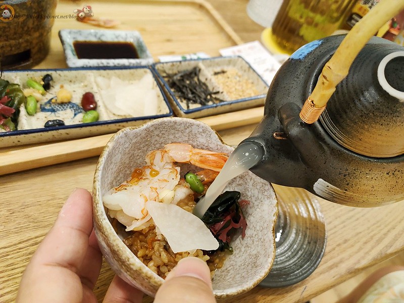 把野菇雞湯淋入干貝鮮蝦釜飯做茶泡飯