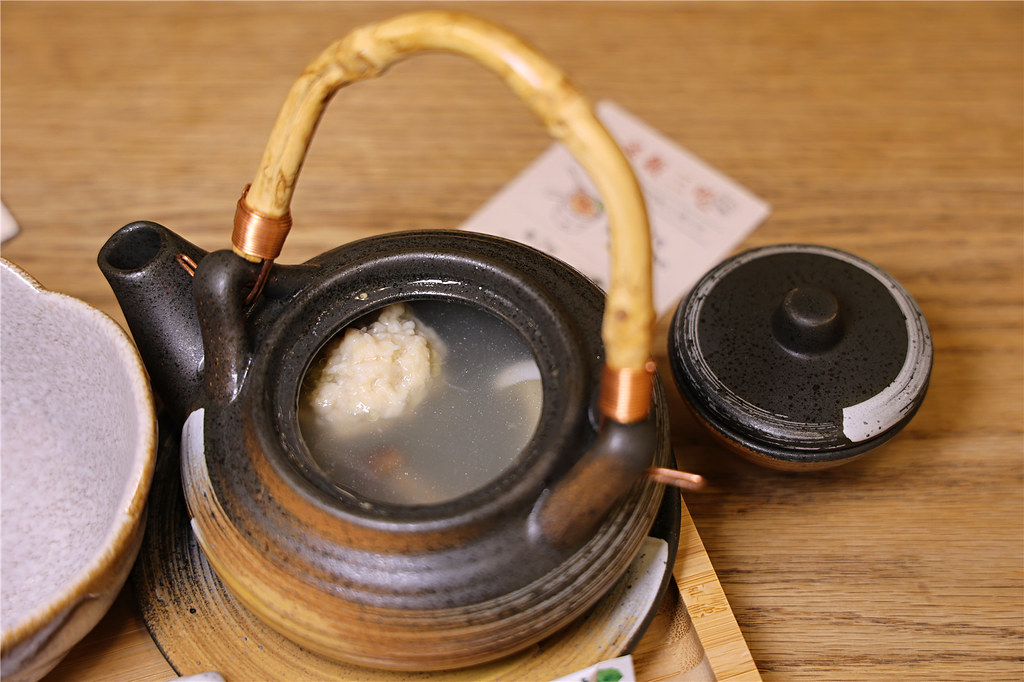 釜飯三吃使用的高湯茶壺與空碗