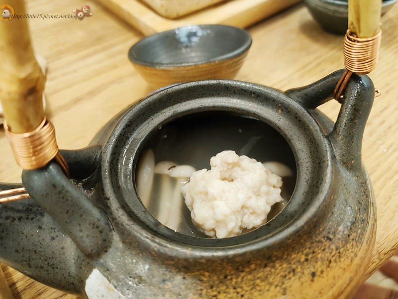 茶壺內野菇雞湯與雞肉配料近景