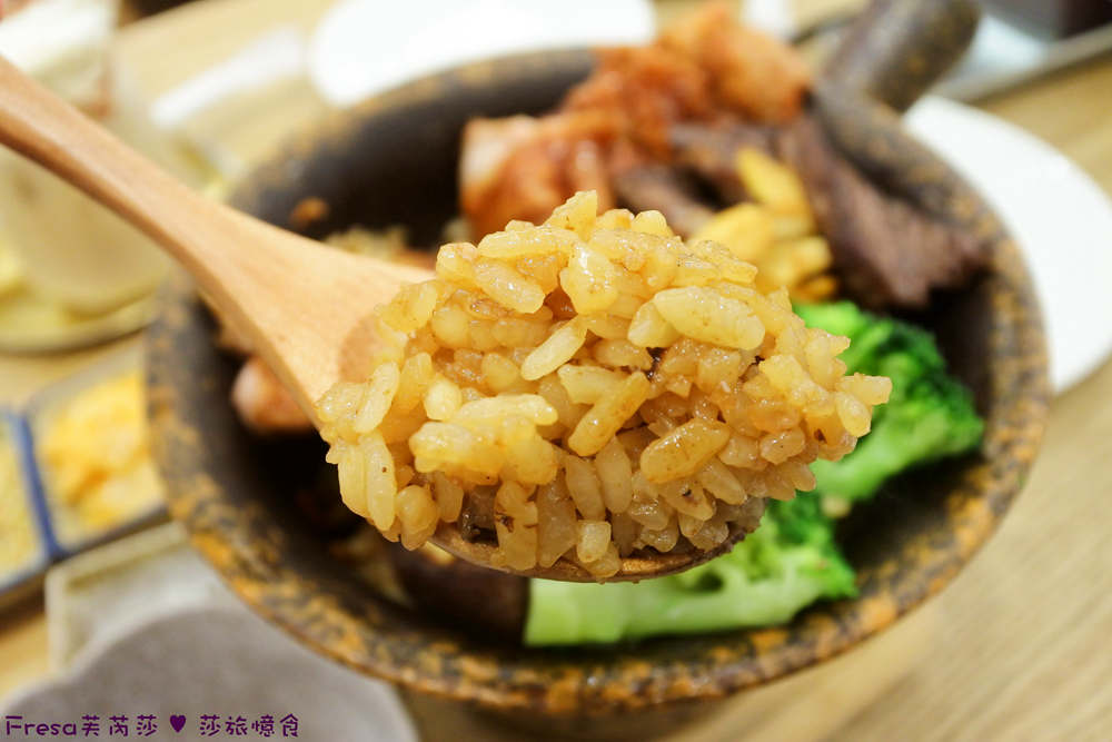 木匙舀起豪華雙拼釜飯米飯