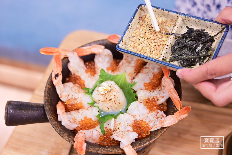 把海苔與拌飯配料加入干貝鮮蝦釜飯