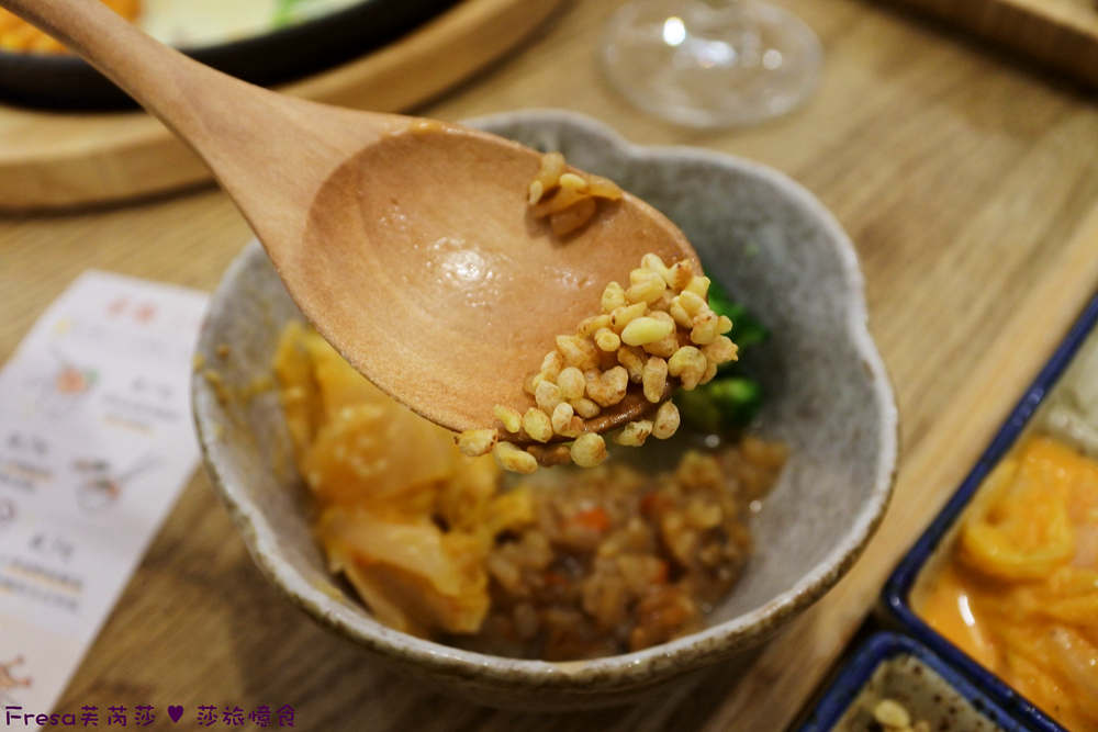 釜飯加入玄米佐料的木匙特寫