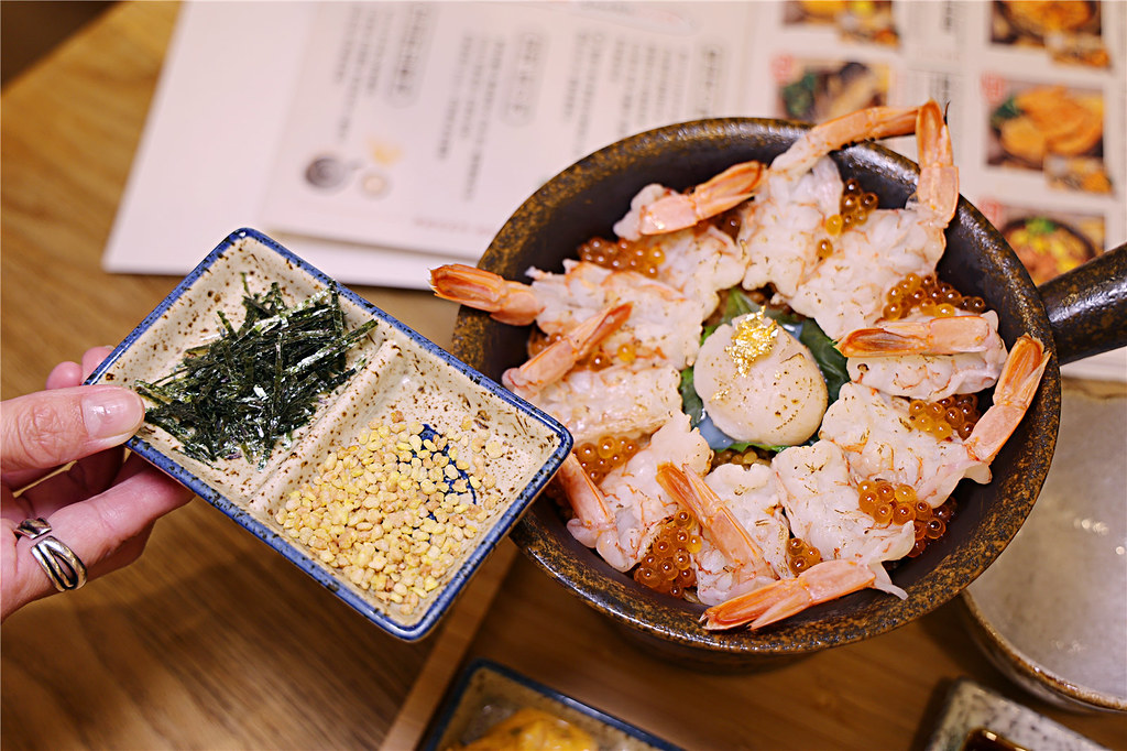 釜飯第二吃加入海苔與佐料