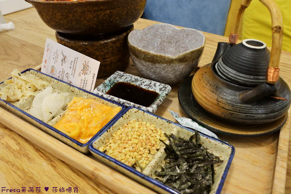 釜飯套餐小菜與佐料近拍